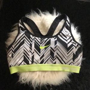 Nike sports bra!! 💛💚